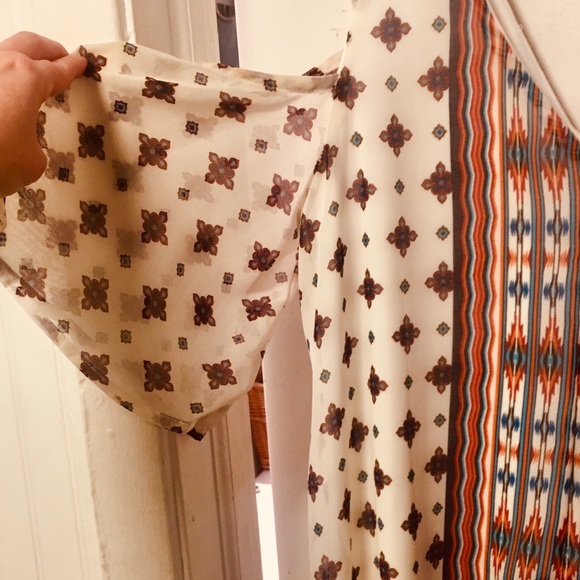 Soulmates SZ M Blouse with shoulders showing. 👚💋 - Picture 5 of 7